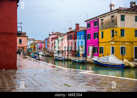 Maisons colorées sur un Burano street dans la pluie, Burano, Venise Banque D'Images
