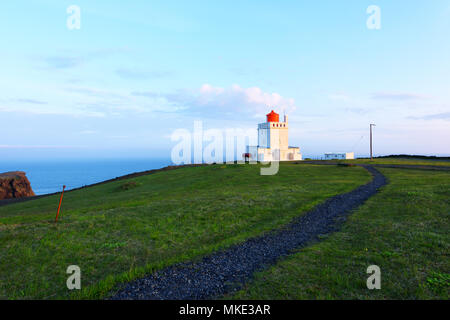 Phare blanc à Cap Dyrholaey Banque D'Images