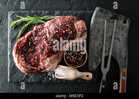 Le persillage Ribeye Steak sur plaque noire Banque D'Images