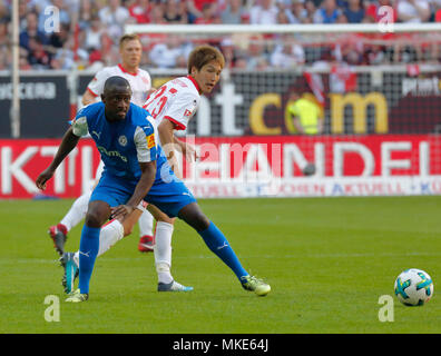 Foot,sport,2. Bundesliga 2017-2018,,Fortuna Düsseldorf vs Holstein Kiel 1:1,Esprit arena de Düsseldorf scène,le match,David Kinsombi (Kiel) et gauche Genki Haraguchi (Fortuna) Banque D'Images