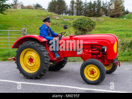 Tracteur diesel porsche en peinture rouge vif à un tracteur vintage rally Banque D'Images