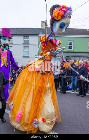 Des marionnettes géantes qui prennent part à une procession de la rue célèbre un festival annuel de jazz de Ballydehob, Irlande. Banque D'Images