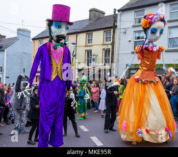 Des marionnettes géantes qui prennent part à une procession de la rue célèbre un festival annuel de jazz de Ballydehob, Irlande. Banque D'Images