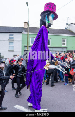 Des marionnettes géantes qui prennent part à une procession de la rue célèbre un festival annuel de jazz de Ballydehob, Irlande. Banque D'Images