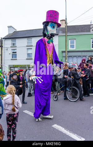 Des marionnettes géantes qui prennent part à une procession de la rue célèbre un festival annuel de jazz de Ballydehob, Irlande. Banque D'Images