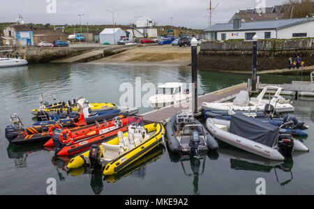 Ponton flottant avec les bateaux gonflables rigides amarrée le long de port de Baltimore, en Irlande. Banque D'Images