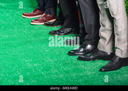 Les modèles masculins avec brogues debout dans un défilé de mode. Banque D'Images