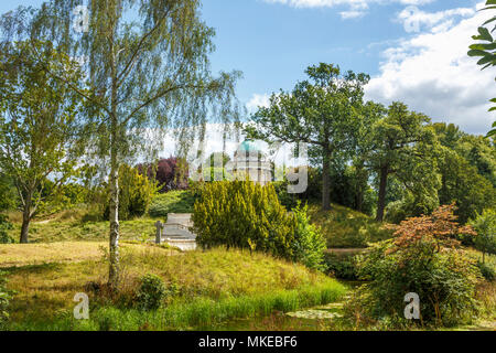 Jardins paysagers pittoresques autour de motifs et le mausolée de la duchesse de Kent, Frogmore Estate, Windsor, Royaume-uni en été Banque D'Images