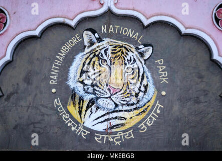 Peinture de la tête d'un tigre sur un panneau d'entrée dans la Réserve de tigres de Ranthambhore National Park, Rajasthan, Inde du nord Banque D'Images