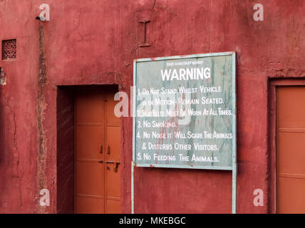 Le comportement des touristes Safari panneau d'avertissement à l'entrée de parc national de Ranthambore, Project Tiger Reserve, Rajasthan, Inde du nord Banque D'Images