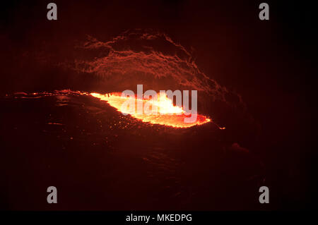 Photo nocturne de la bouche du volcan Erta Ale, d'où la lave est jeté, l'Éthiopie. Banque D'Images