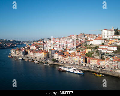 La rivière Douro et Porto vu de Vila Nova de Gaia Banque D'Images