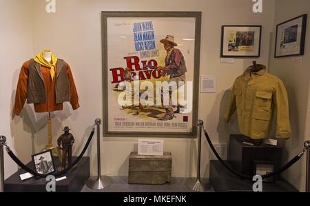 Affiche et vêtements de cinéma Old Vintage Classic Wild West de Rio Bravo, avec le Duke John Wayne Display à Lone Pine, musée de l'histoire du vieux film de Californie Banque D'Images