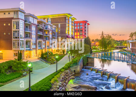 Greenville, Caroline du Sud, USA Centre-ville paysage urbain on the Reedy River au crépuscule. Banque D'Images