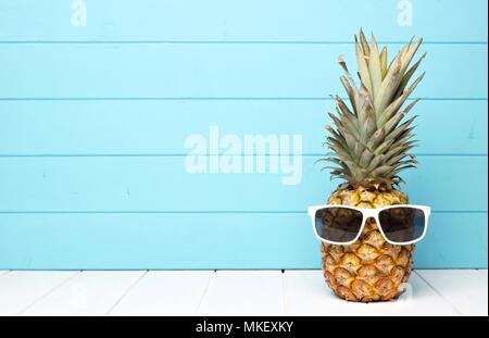 Lunettes de Hipster avec ananas against a blue background Banque D'Images