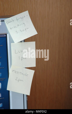 Trois Post-it post-it collé sur des rappels dans les bureaux dans la ville Banque D'Images