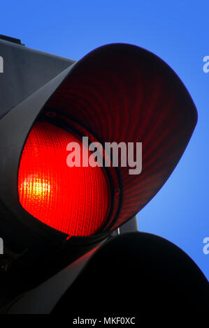 La circulation routière sur l'ensemble du signal rouge pour signal d'arrêt Banque D'Images