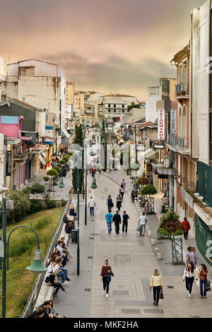 Larissa, Thessalie, Grèce - Mai 4th, 2018 : Vue de la Venizelou Street sur sa partie piétonne à côté du premier théâtre antique de Larissa. Banque D'Images