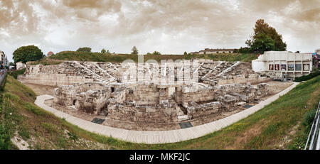 Larissa, Thessalie, Grèce - Mai 4th, 2018 : vue panoramique sur l'ancien théâtre d'abord le grand théâtre en plein air et le plus grand théâtre en Thessalie Banque D'Images