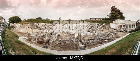 Larissa, Thessalie, Grèce - Mai 4th, 2018 : vue panoramique sur l'ancien théâtre d'abord le grand théâtre en plein air et le plus grand théâtre en Thessalie Banque D'Images