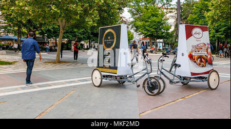 Larissa, Thessalie, Grèce - Mai 4th, 2018 : Deux tricycles avec publicité des panneaux publicitaires placés sur la Kentriki Platia à Larissa, en Grèce. Banque D'Images