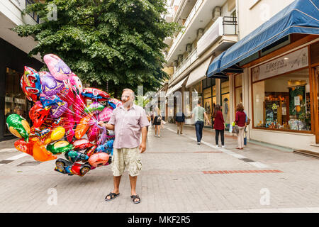 Larissa, Thessalie, Grèce - Mai 4th, 2018 : Un homme de vente du vendeur de ballons à la rue piétonne Kouma dans le centre commercial de Larissa. Banque D'Images