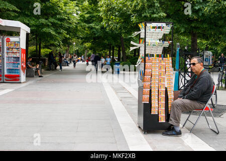 Larissa, Thessalie, Grèce - Mai 4th, 2018 : Un homme assis à la vente de billets de loterie Kentriki Platia, la place centrale de Larissa. Banque D'Images