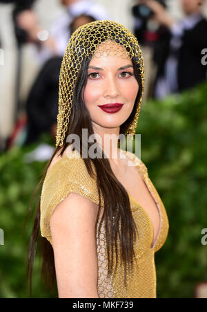 Olivia Munn fréquentant le Metropolitan Museum of Art Costume Institute Gala-bénéfice 2018 à New York, USA. Banque D'Images