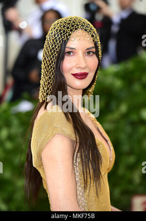 Olivia Munn fréquentant le Metropolitan Museum of Art Costume Institute Gala-bénéfice 2018 à New York, USA. Banque D'Images