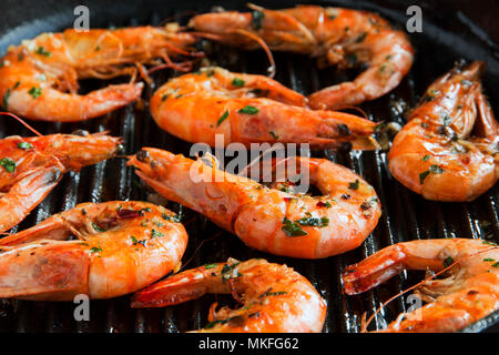 Poêlée de Crevettes grillées dans une poêle avec l'ail persil citron verts Banque D'Images