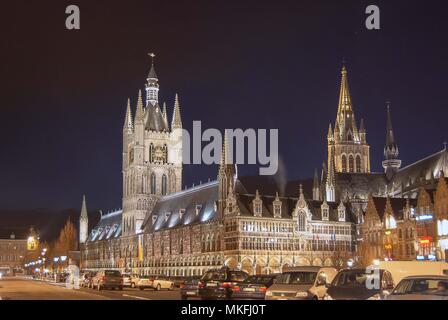 La magnifique Halle aux Draps d'Ypres, Belgique illuminée la nuit Banque D'Images