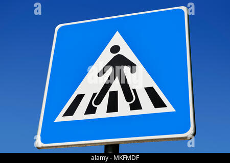 Passage pour piétons against a Blue Sky Banque D'Images