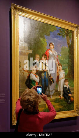 Une dame en utilisant son téléphone pour prendre une photo de la peinture de Louise Antoinette Marguerite Gueneheuc Lannes par François Pascal Simon Gerard Banque D'Images