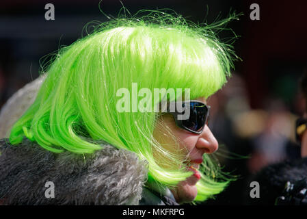 Une femme portant une perruque verte lumineuse à la Montreal St Patrick's Day Parade Banque D'Images