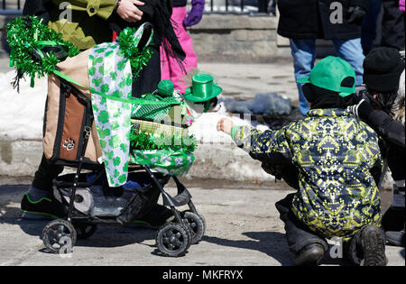 Un petit chien portant chapeau vert émeraude dans une poussette à Montréal's parade de la St Patrick Banque D'Images