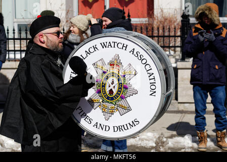 Un batteur des Black Watch sur le défilé de la St Patrick's Day fête à Montréal Banque D'Images