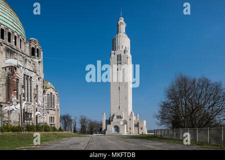 Mémorial de la Première Guerre mondiale, le mémorial interallié, église à gauche Église du Sacré-Cœur et Notre-Dame-de-Lourdes, Liège, Wallonie Banque D'Images