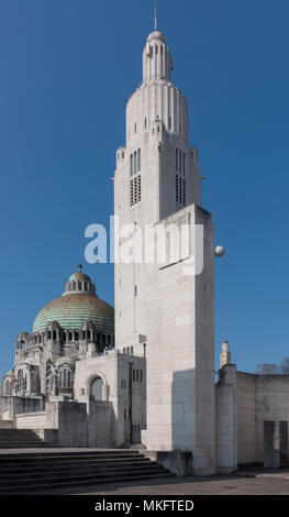 Mémorial de la Première Guerre mondiale, le mémorial interallié, église à gauche Église du Sacré-Cœur et Notre-Dame-de-Lourdes, Liège, Wallonie Banque D'Images