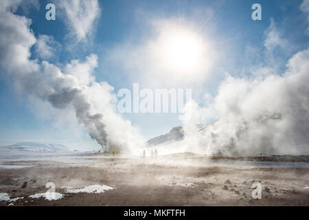 Les fumerolles, l'augmentation de la vapeur géothermique, water, Hverir aussi Namaskard ou, dans le Nord de l'Islande, Islande Banque D'Images