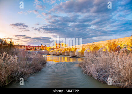 Allumé Puente Romano, pont romain sur Rio Guadalquivir, derrière Mezquita, Catedral de Córdoba, Cordoue, l'humeur du soir Banque D'Images