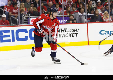 Les Capitals de Washington center Nicklas Backstrom (19) porte la rondelle. Banque D'Images