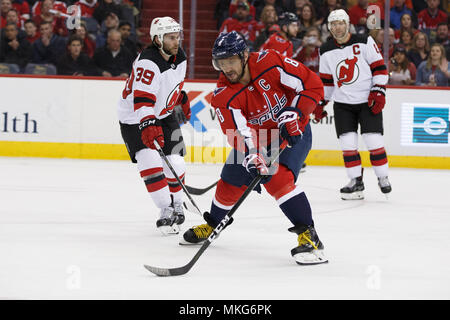 Les Capitals de Washington Alex Ovechkin l'aile gauche (8) transporte la rondelle. Banque D'Images