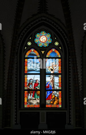 Vitrail coloré au St Mary's Cathedral à Yangon Myanmar Asie Banque D'Images