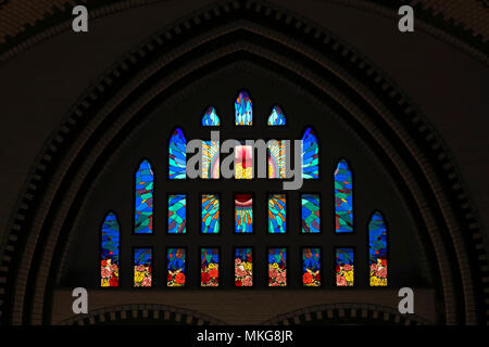 Vitrail coloré au St Mary's Cathedral à Yangon Myanmar Asie Banque D'Images