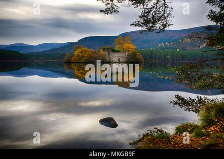 Il est certain que les fantômes de Rothiemurchus roaming à propos de cette photo de moody le château sur l'île au Loch an Eilein Banque D'Images