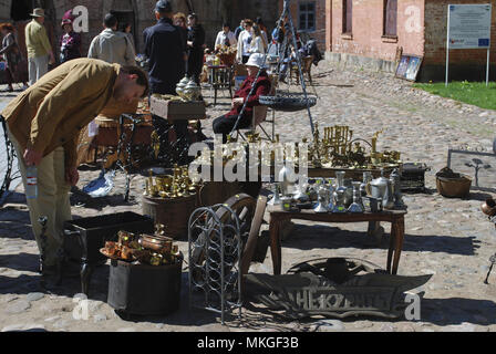 / Daugavpils Lettonie - 5 mai 2018 : marché aux puces était en vacances à Daugavpils Fortress. Les gens vendent leurs vieilles choses. Banque D'Images