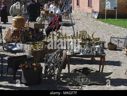 / Daugavpils Lettonie - 5 mai 2018 : marché aux puces était en vacances à Daugavpils Fortress. Les gens vendent leurs vieilles choses. Banque D'Images