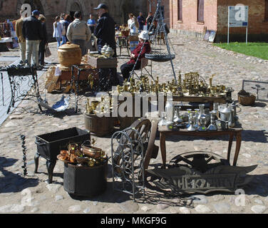 / Daugavpils Lettonie - 5 mai 2018 : marché aux puces était en vacances à Daugavpils Fortress. Les gens vendent leurs vieilles choses. Banque D'Images