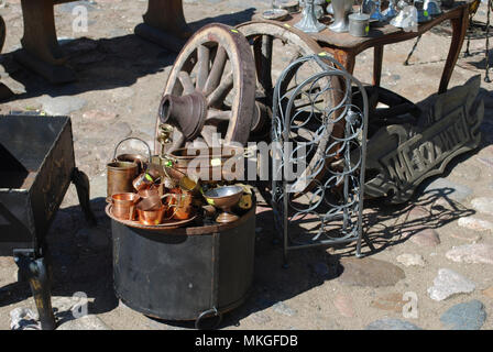 / Daugavpils Lettonie - 5 mai 2018 : marché aux puces était en vacances à Daugavpils Fortress. Les gens vendent leurs vieilles choses. Banque D'Images