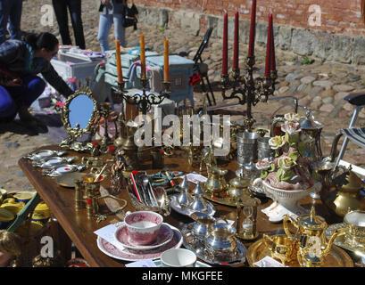 / Daugavpils Lettonie - 5 mai 2018 : marché aux puces était en vacances à Daugavpils Fortress. Les gens vendent leurs vieilles choses. Banque D'Images